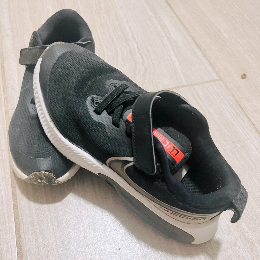 Boys tennis shoes 2.5